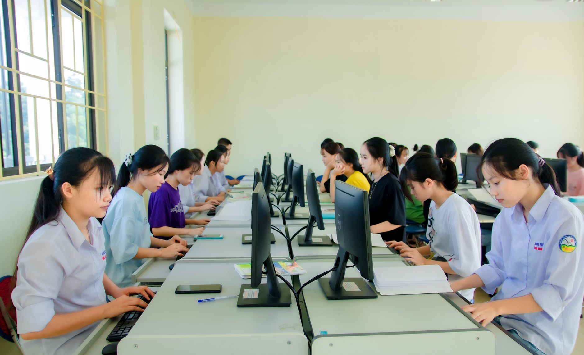 Qualifi Level 4 Diploma in Psychology — A group of students focusing on computers during a class in a university setting, working indoors.