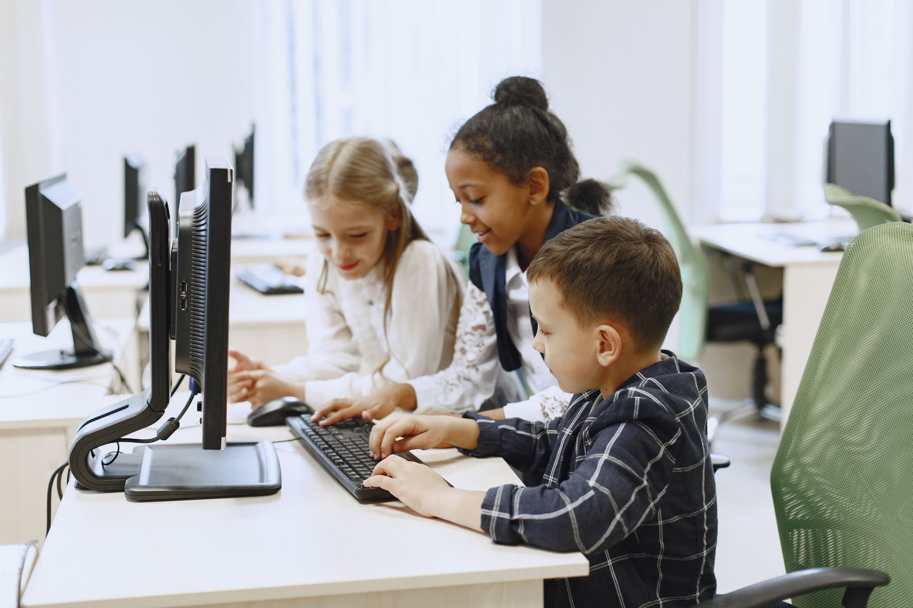 Innovation, Information Technology and Future Foresight — Children in a computer lab learning and collaborating on projects together.
