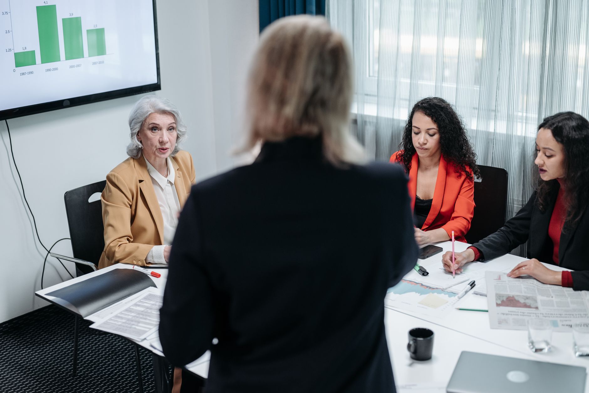 Human Resources Management Specialism — Team of professionals discussing strategy in a modern office setting during a business meeting.