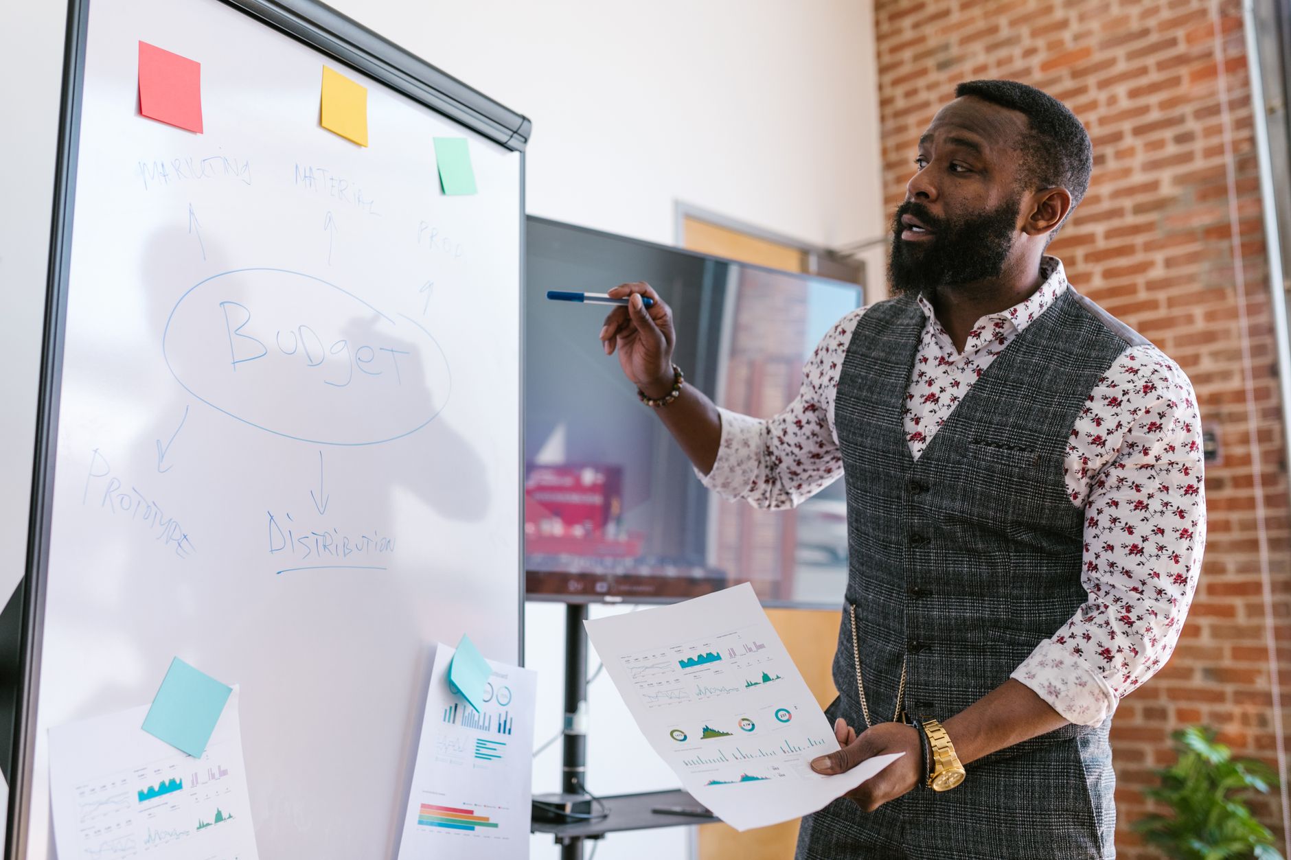 Project Management — Professional presentation focused on budget planning in an office environment.