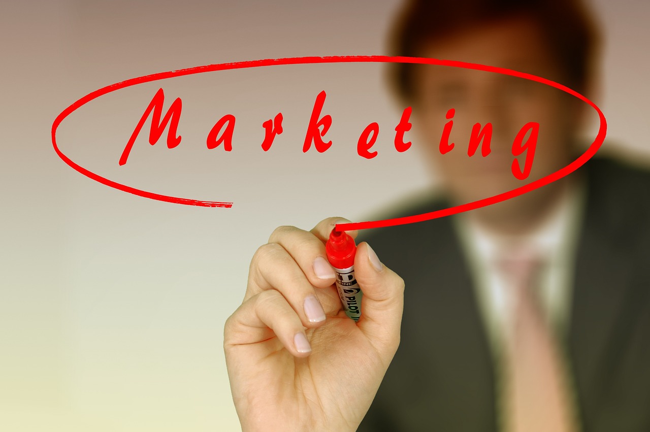 Principles of Risk Management — Businessman, write, marker, text, writing, market, marketing, expression, concept, branding, product, plan, schema, business, company, customer, buyer, idea, service, analysis, evaluation, theory, managing directors, management, handling, director, price calculation, strategy, principle, principles, advertisement, analyze, advertising, marketing, marketing, marketing, branding, branding, branding, branding, branding, advertising, advertising, advertising