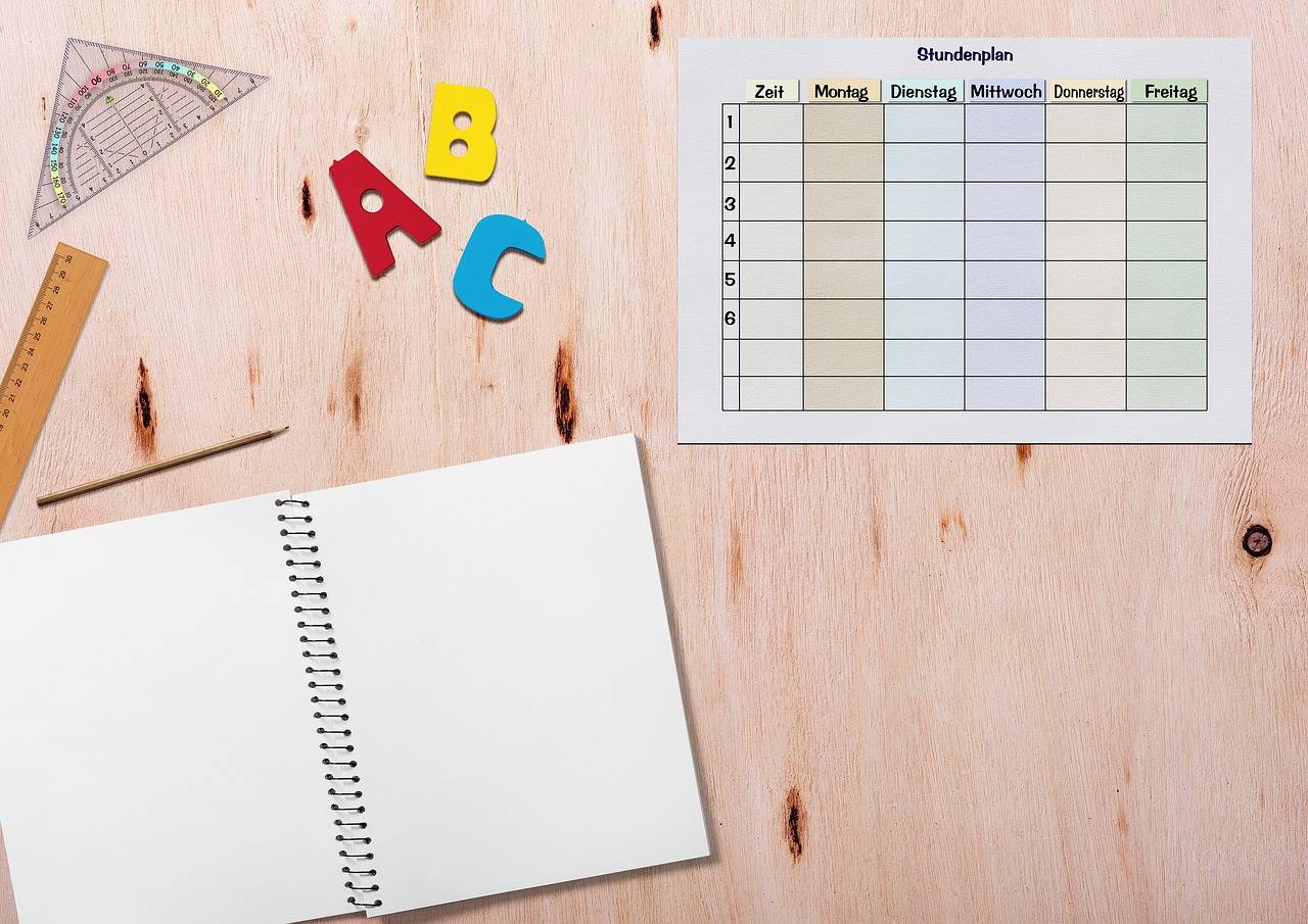 Managing Learning and Development in Groups — Timetable, notebook, table, ruler, triangle ruler, pencil, abc, to learn, template, teaching, days of the week, 6 days a week, school, students, teacher, time management, scheduler, back to school, first grader, copy space, enter, write, symbol, time, 6 hours of instruction, i dötzchen, alphabet, school enrollment, training, school introduction, letters