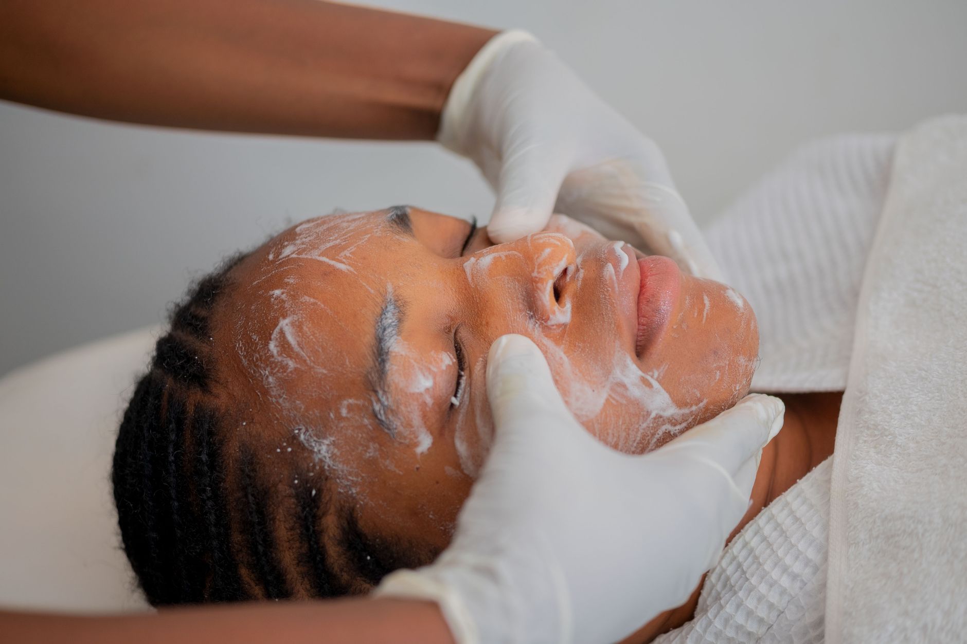 Skin rejuvenation using superficial chemical peels — Relaxing facial massage at a spa in abuja, nigeria, promoting skincare and wellness.