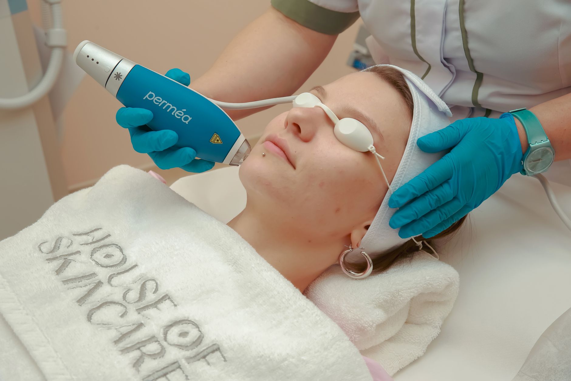 Hair reduction using laser, light and energy-based devices — Woman receiving beauty treatment in spa with skincare laser device.