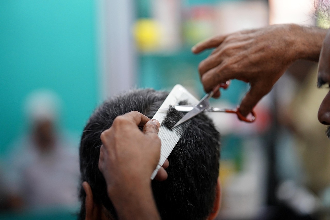 Cut hair — Hairdresser, hairstyle, cutting hair, men, hair salon, barber, beauty spa, cutting, only men, design, cross section, human hair, fashion, barber shop, scissors, beauty, beautician, elegance, modern, working, young men, beard, indoor, hair salon, hair salon, barber, barber, barber, barber, barber, barber shop, barber shop, barber shop