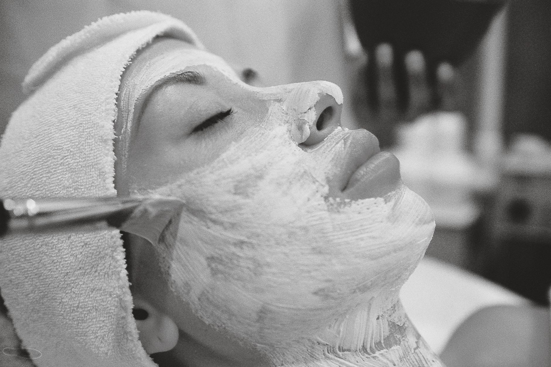 Skin Disorders and Diseases relative to Aesthetic Practice — Woman receiving a rejuvenating facial mask treatment at a spa for skincare.