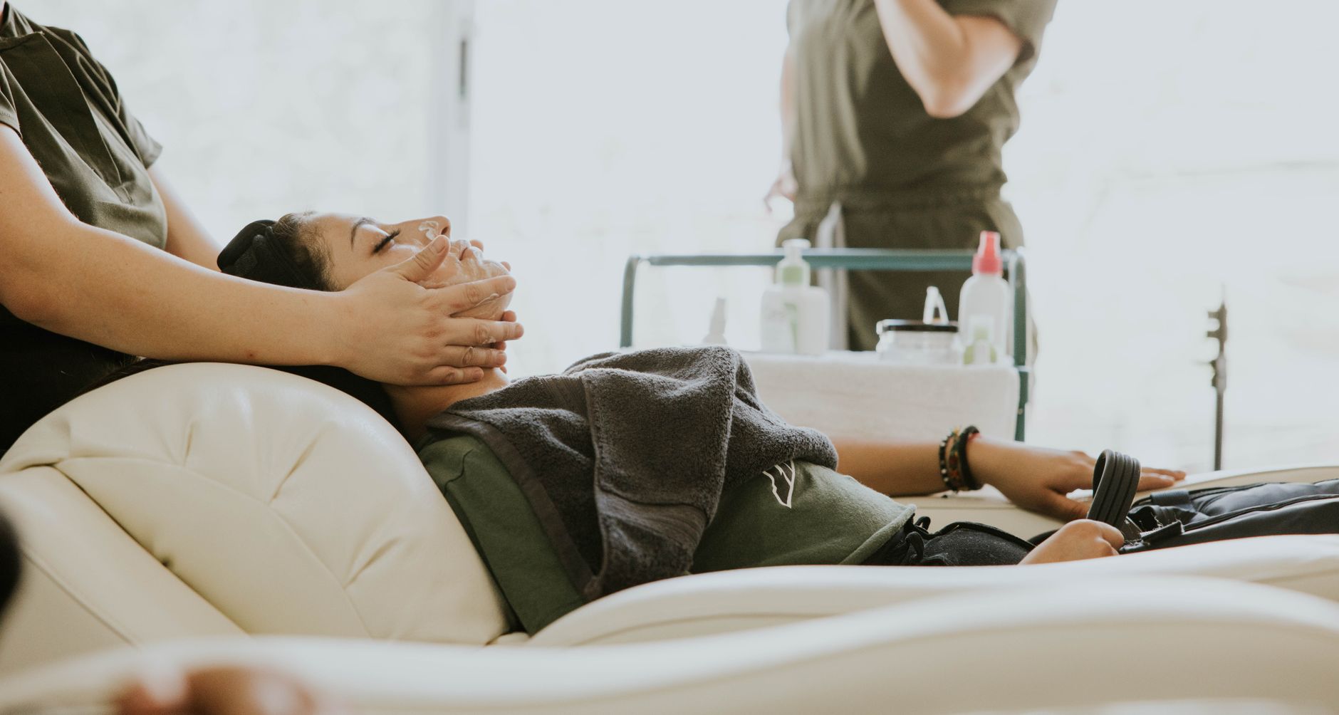 Thermal therapy massage — A serene spa session with facial massage, promoting relaxation and skincare.