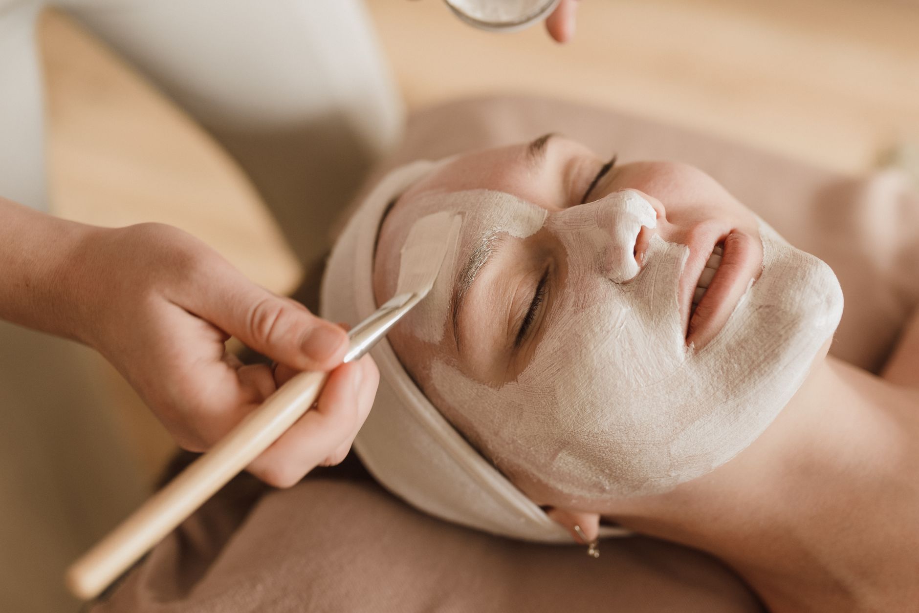 Dry spa and wellness experiences — Serene skincare session with a facial mask for ultimate relaxation and pampering.
