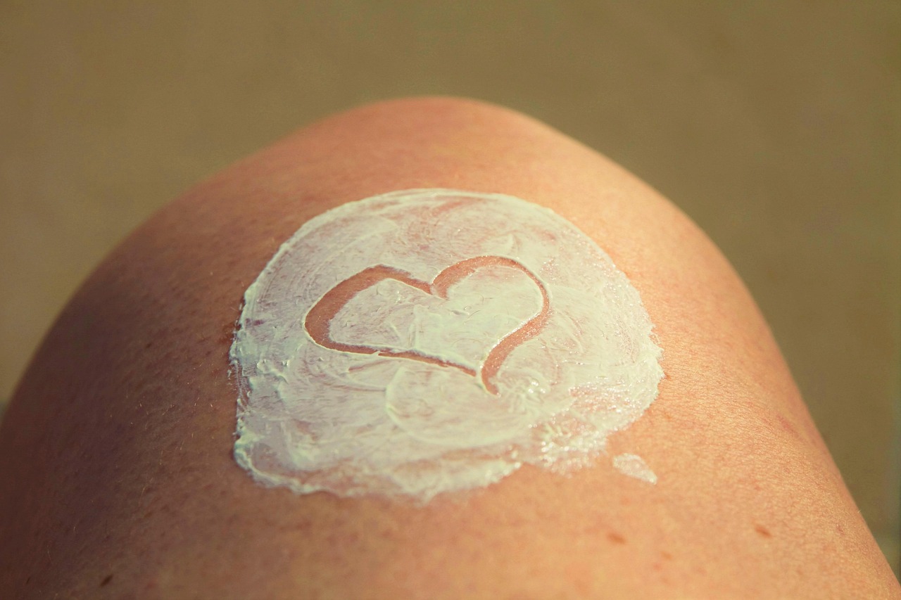 Facial skincare treatments — Sunblock, skincare, healthy skin, heart, skin care, applying, skin care beauty, skin, care, spa, lotion, massage, treatment, moisturizer, pampering, pamper, facial, cream, suncream, bodycare, moisturizing, sunscreen, brown heart, brown beauty, brown healthy, brown care, brown massage, brown spa, skincare, skincare, skin care, skin care, skin care, lotion, sunscreen, sunscreen, sunscreen, sunscreen, sunscreen