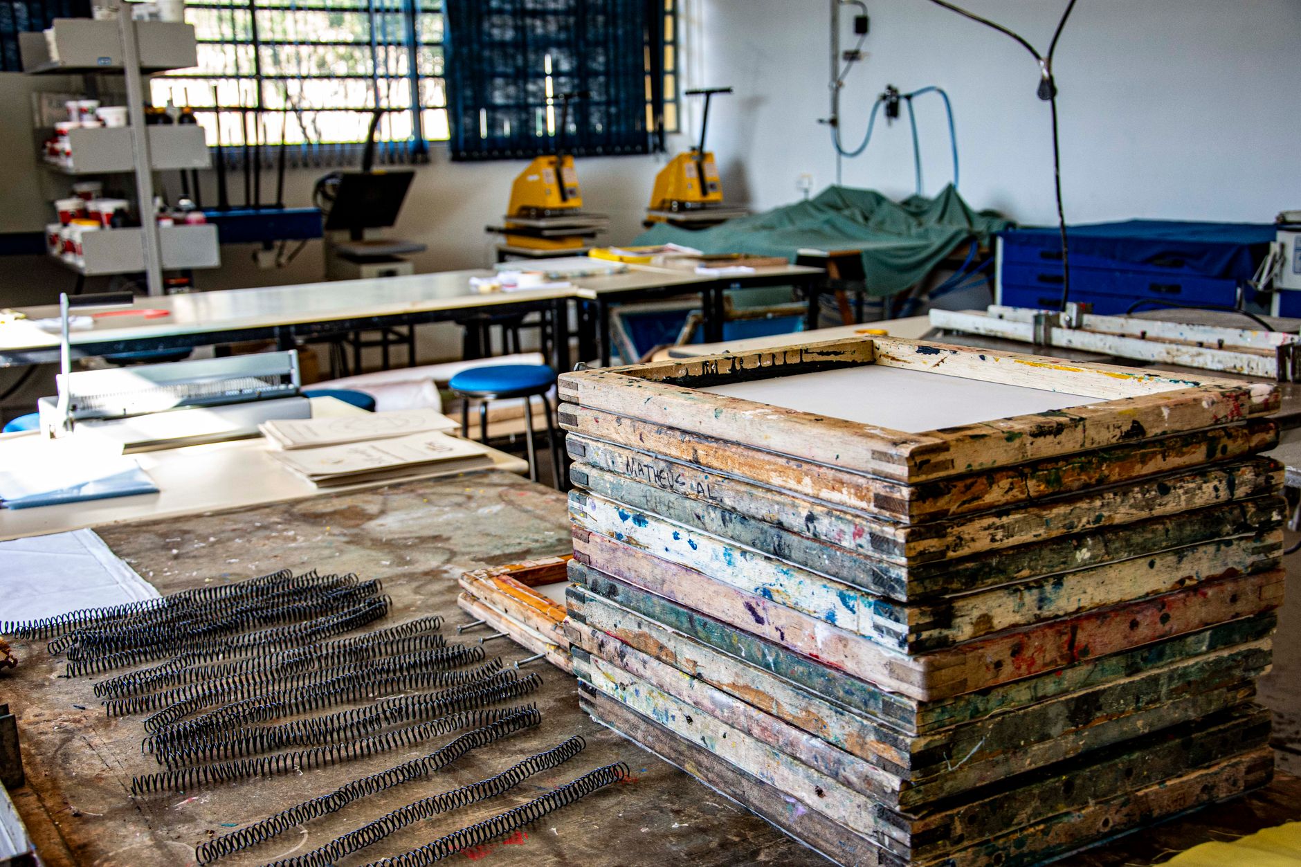 Anatomy, physiology and pathology — Interior of a textile workshop in apucarana, highlighting screen printing frames and equipment.